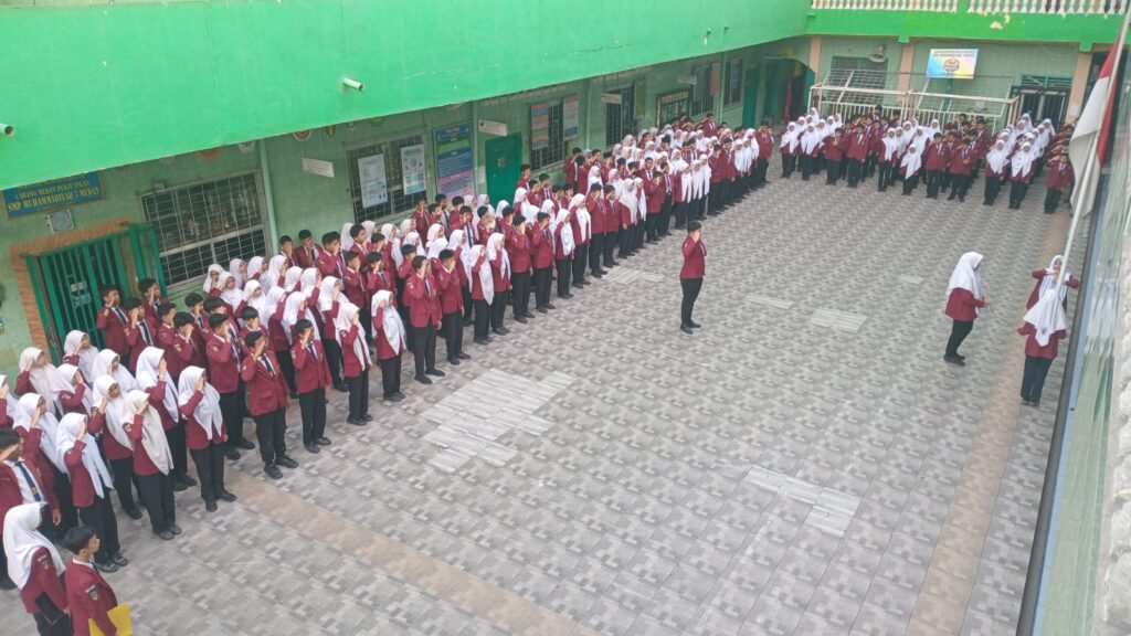 Kegiatan Upacara Hari Senin rutin di ikuti seluruh siswa sebagai bentuk penanaman rasa cinta tanah air dan belanegara