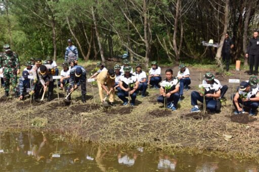 Cegah Abrasi, Siswa Kodiklatal Lattek WJY 23 Tanam Mangrove Di Pantai Cemara Banyuwangi