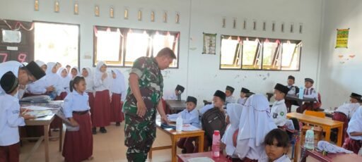 Babinsa Pantai Cermin Bekali Siswa SDN Kuala Lama Ilmu Cinta Tanah Air