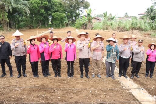 Kapolres Binjai Manfaatkan Pekarangan Kosong Tabur Bibit Unggul Jagung