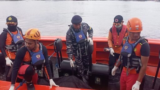 Lanal Palembang Evakuasi Nelayan Tenggelam di Perairan Kuala Duri