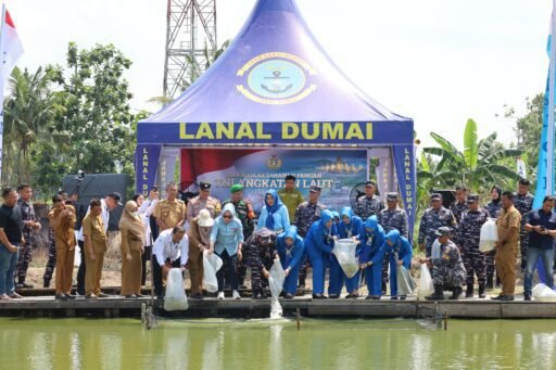 Wujudkan Program Ketahanan Pangan Nasional, Lanal Dumai Tebar Ribuan Bibit Ikan Patin & Ikan Nila