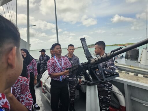 Lanal Bintan Gaet Siswa-Siswi SMAN 1 Mantang Bintan Wisata Edukasi Ke KRI Clurit-641
