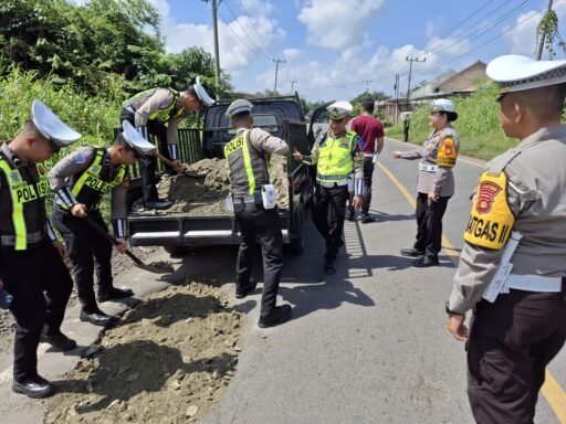 Sat Lantas Polres Muara Enim Gelar Ops Keselamatan Musi 2025 dengan Perbaikan Jalan Berlubang