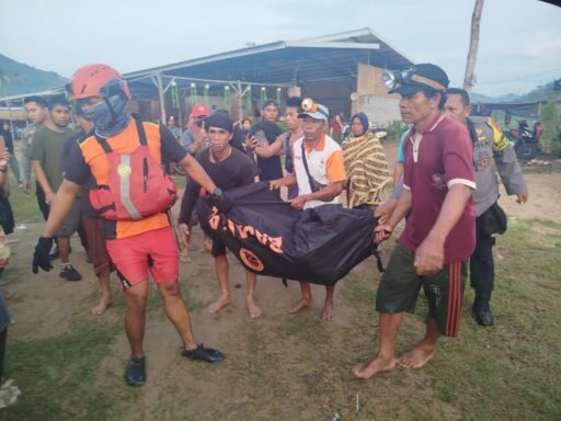 Polres Loteng dan Basarnas Evakuasi Mayat di Pantai Are Guling.