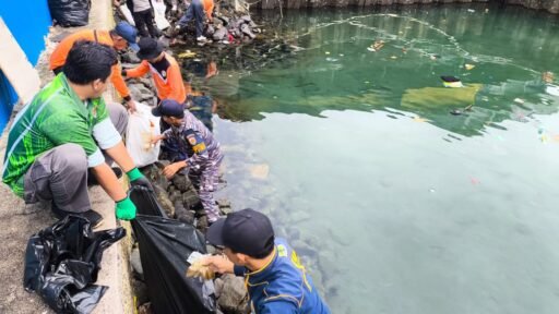 Peringati Hari Sampah Nasional, Babinpotmar Lanal Tarempa Gotong Royong Bersama Warga