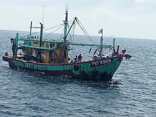TNI-AL Tangkap Kapal Ikan Asing (KIA) Berbendera Malaysia Yang Lakukan Ilegal Fishing Di Indonesia