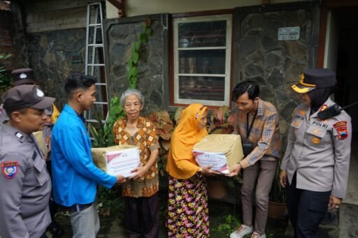 Polres Magelang Kota Bersama Mahasiswa dan OKP Gelar Baksos Polri Presisi Kepada Warga