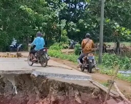Akibat Curah Hujan Tinggi, Akses Jalan di Kecamatan Brangsong Longsor Terkikis Banjir Sungai Blorong