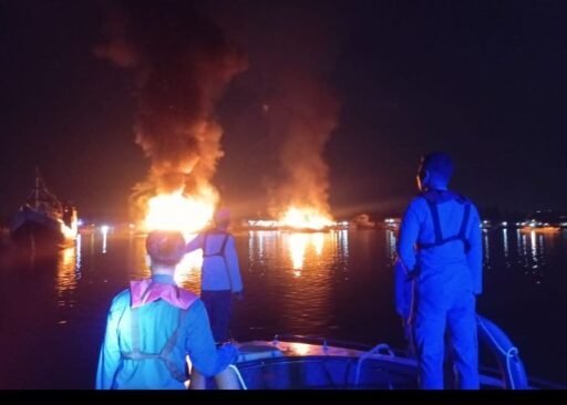 3 Kapal Laut Terbakar di Teluk Kayangan, Polisi Ungkap Dugaan Penyebab