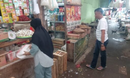 Polsek Mapanget Cek Harga Sembako di Pasar Perum Paniki untuk Jaga Stabilitas