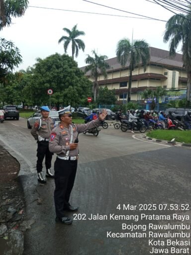 Polsek Rawa Lumbu Lakukan Rekayasa Lalu Lintas Imbas Banjir di Perumahan Kemang Pratama Bekasi