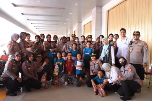 Polwan Polres Metro Bekasi Kota dipimpin Wakasat Binmas AKP Puji Astuti memberikan trauma healing