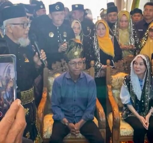 Kedatangan Pemimpin Batam Disambut Meriah, Amsakar Memakai Tanjak, Li Claudia Pakai Tudung Manto