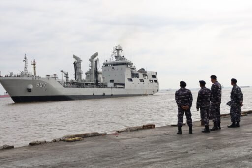 Danlanal Bersama Prajurit Lanal Dumai Sambut Kedatangan KRI Bontang-907