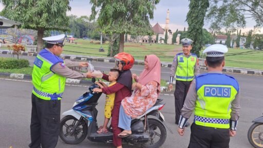 Peduli di Bulan Ramadhan, Polres Pekalongan Bagikan Takjil Gratis Setiap Hari