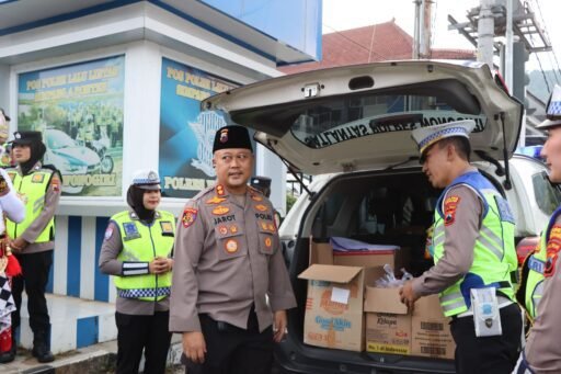 Polres Wonogiri Bagikan Takjil Bagi Pengguna Jalan