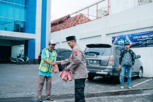 Bag SDM Polres Klaten Bagikan Takjil Untuk Juru Parkir dan Masyarakat