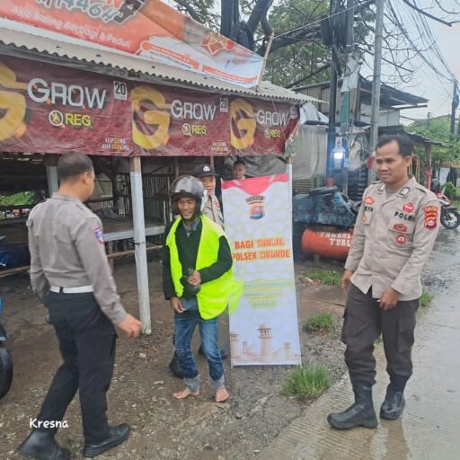 Personel Polsek Cikande, Polres Serang Berbagi takjil walaupun di guyur Hujan sekalipuni