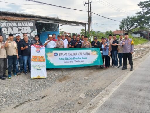 Kapolsek Jawilan Bersama HPJ Bagikan Takjil dan Nasi Kotak Untuk Masyarakat di SPBU Harendong
