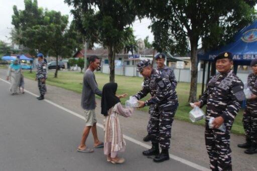 Berbagi Dengan Sesama, Lanal Bengkulu Bagikan Takjil Kepada Pengendara Yang Melintas