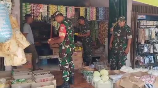 Babinsa Desa Poleng Bergerak Cepat Cegah Lonjakan Harga Sembako
