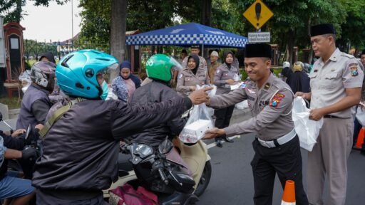 Berbagi Takjil Jelang Buka Puasa, Ditlantas Polda Jatim Ajak Masyarakat Tertib Berlalu Lintas