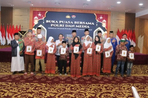 Pembagian Takjil & buka Puasa bersama Polda Sumsel dan media sebagai wujud Polri untuk masyarakat