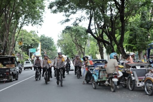 Kapolres Lamongan Pimpin Patroli Bersepeda, Pastikan Keamanan Warga Menjelang Berbuka