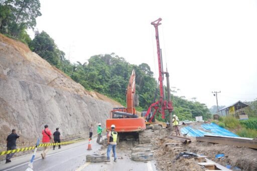 Tinjau Perbaikan Ruas Jalan Nasional Batu Jomba, Bobby Nasution Minta Jalur Aman Dilalui Pemudik
