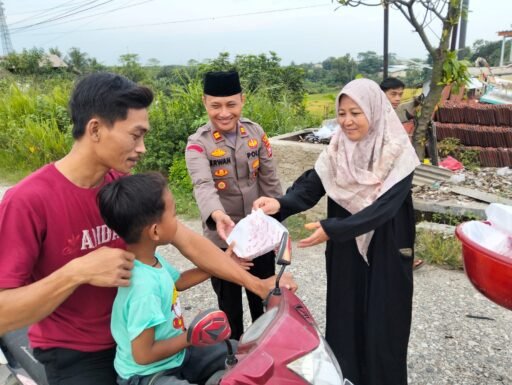 KRYD Ramadhan, Kapolsek Jawilan Bagi Bagi Takjil Untuk Pengendara dan Masyarakat