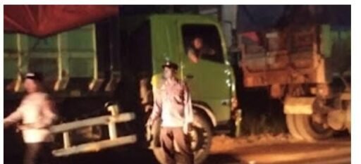 Mencegah Lakalantas, Personil Polsek Cikande Tindak Tegas Larang Truk Parkir Di Bahu Jalan Cirabit