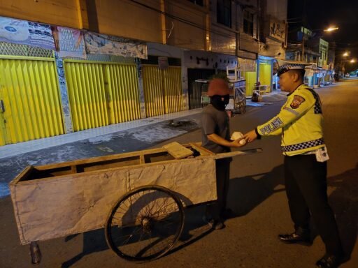 SATLANTAS POLRES MUARA ENIM TEBAR KEBAIKAN DI BULAN RAMADHAN LEWAT SAHUR ON THE ROAD
