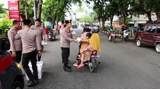 Satbinmas Polres Lamongan Berbagi Takjil Gratis di Bulan Suci Ramadhan