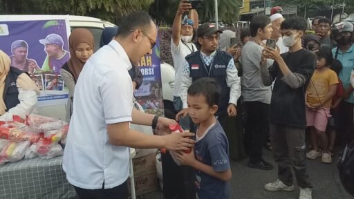 HIPMI Peduli Bagikan Ribuan Takjil Kepada Masyarakat