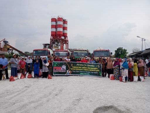PT. Pangeran Beton Nusantara (PBN) Beri Ratusan Paket Sembako untuk Warga Sekitar Pabrik