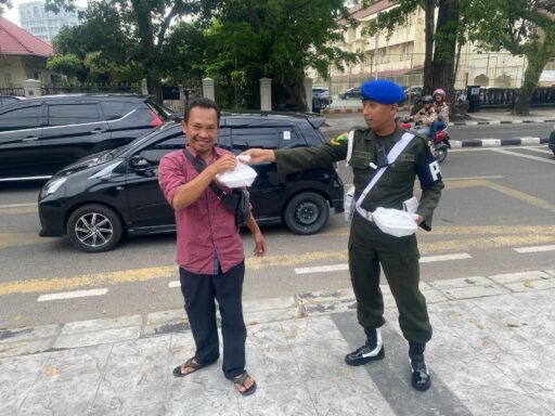 Denpom I/5 Medan Terus Berbagi Takjil Kepada Masyarakat