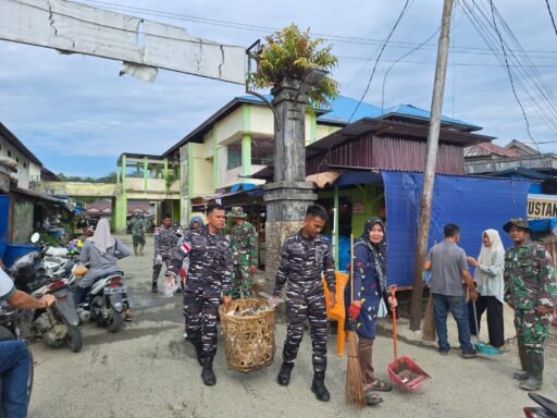 Lanal Simeulue Bersinergi Dalam Karya Bakti Pembersihan Pasar Dalam Rangka Bakti TNI AD 2025