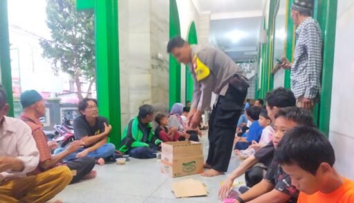 Pembagian Takzil dan Silaturahmi Bhabinkamtibmas Masjid Jami Al Fallah Bekasi Barat, Kota Bekasi