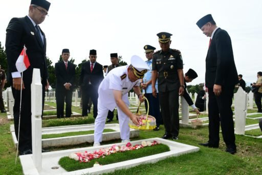 Komandan Serta Prajurit Lanal Bandung Hadiri Ziarah&Tabur Bunga Peringati Bandung Lautan Api Ke 79