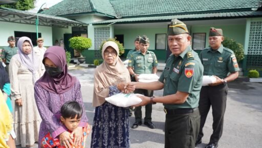 Kodim Boyolali Serahkan Zakat Fitrah Pada Yang Berhak