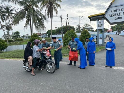 Indahnya Ramadhan, Lanal Dabo Singkep Menebar Kebahagiaan Dengan Berbagi Takjil Gratis