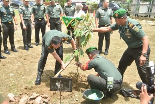 Peduli Penghijauan Pangdam II/Sriwijaya Tanam Pohon Durian Di Makodim 0418/Palembang