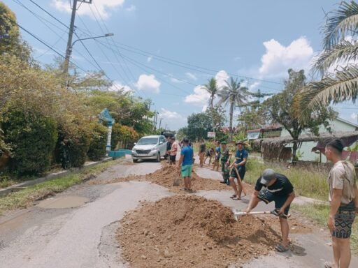 Komandan Yonif 121/MK Bersama Anggota Gotong Royong Perbaiki Jalan Rusak di Deli Serdang