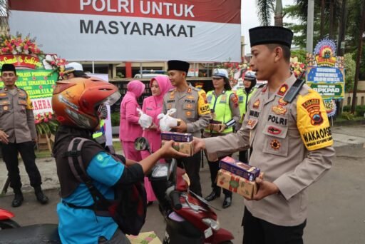 Kapolres Purworejo Pimpin Pembagian Takjil Ramadhan, Wujud Kepedulian Polri pada Masyarakat