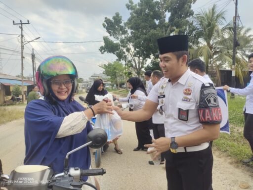 Rutan Rengat Bagikan Takjil Kepada Pengguna Jalan