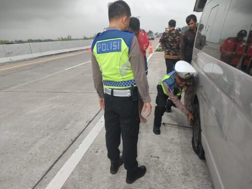 Polres Brebes Bantu Pemudik Perbaiki Kendaraan Travel yang Mengalami Pecah Ban di Tol KM 257