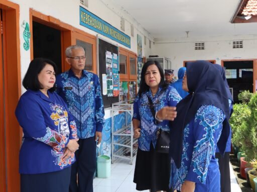 Pengawas Cabang Surabaya Yayasan Hang Tuah Serahkan Bingkisan Hari Raya di Tiga Satdik TK.