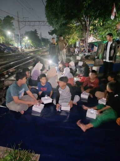 Sahur Bersama Anak-Anak Pinggir Rel Kawasan Senen, Yayasan Lebah Haramain 156 Bersama YBP Berbagi