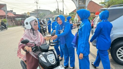 Jalasenastri Lanal Bintan Bagikan Takjil Kepada Masyarakat